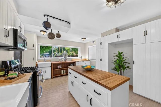 22817 Burbank Boulevard, Woodland Hills, CA 91367