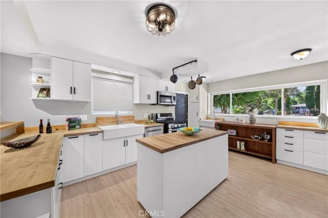 22817 Burbank Boulevard, Woodland Hills, CA 91367