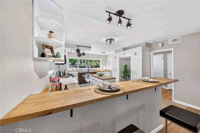 22817 Burbank Boulevard, Woodland Hills, CA 91367