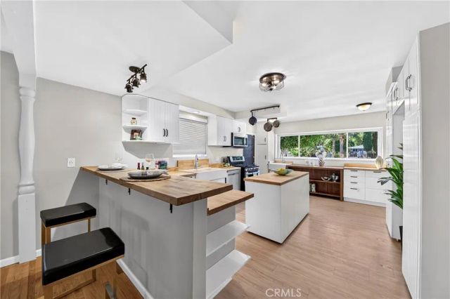 22817 Burbank Boulevard, Woodland Hills, CA 91367