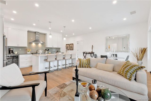 8 Boulevard W Penthouse 1, Pelham, NY 10803