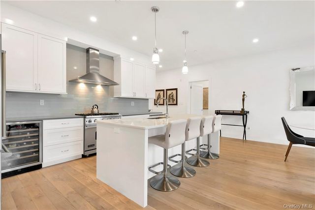 8 Boulevard W Penthouse 1, Pelham, NY 10803