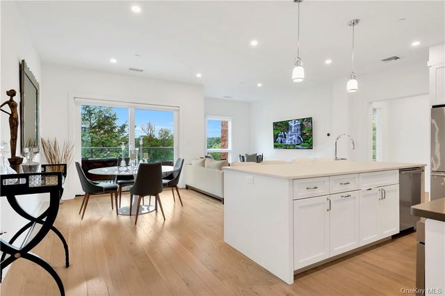 8 Boulevard W Penthouse 1, Pelham, NY 10803