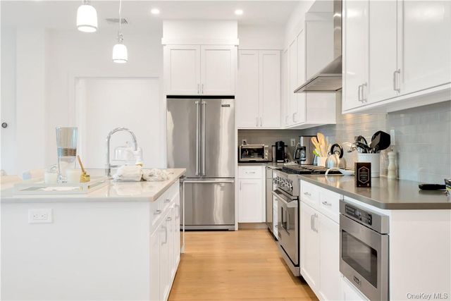 8 Boulevard W Penthouse 1, Pelham, NY 10803