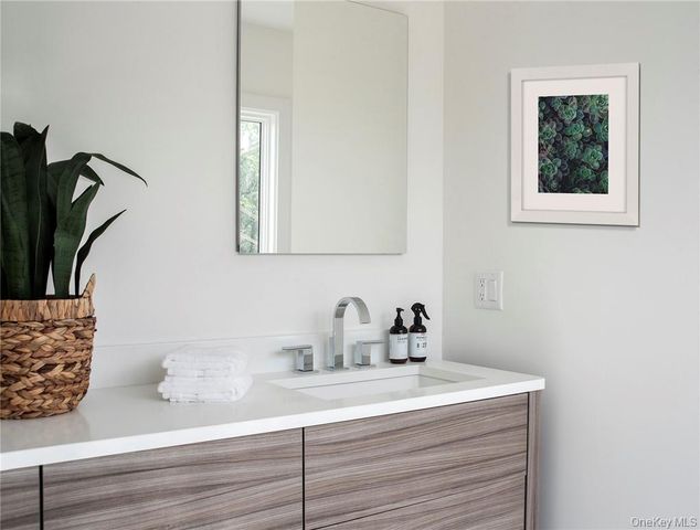 8 Boulevard W Penthouse 1, Pelham, NY 10803