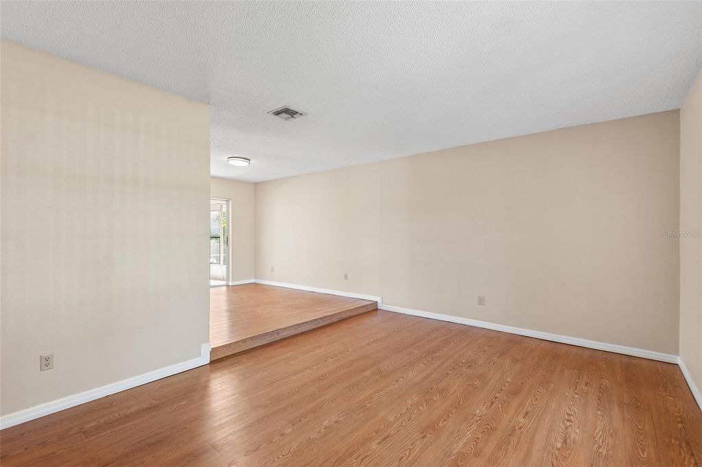 Image 8 of property listing at 8971 ANGELICA DRIVE, Orlando, FL 32836