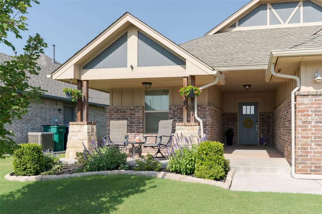Image 4 of property listing at 3909 Brougham Way, Oklahoma City, OK 73179