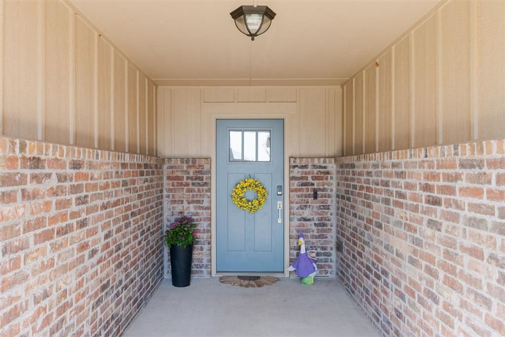 Image 6 of property listing at 3909 Brougham Way, Oklahoma City, OK 73179