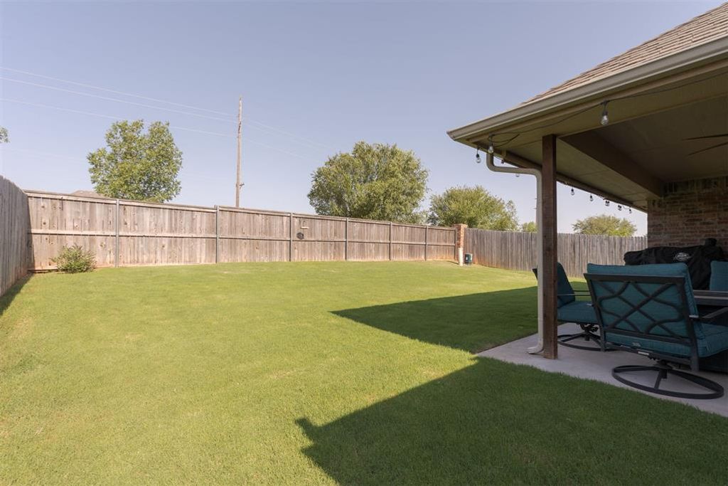 Image 9 of property listing at 3909 Brougham Way, Oklahoma City, OK 73179