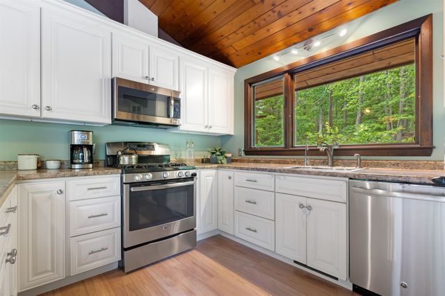 38 Pinecrest Drive, Bedford, NH 03110