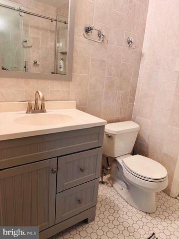 632 LONGFELLOW CT, Warminster, PA 18974
