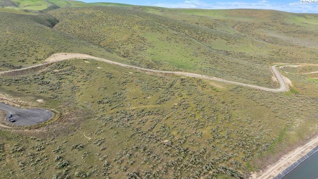 72305 Homestead Rd, Kennewick, WA 99338