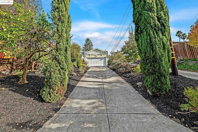 7554 Sunkist Dr, Oakland, CA 94605