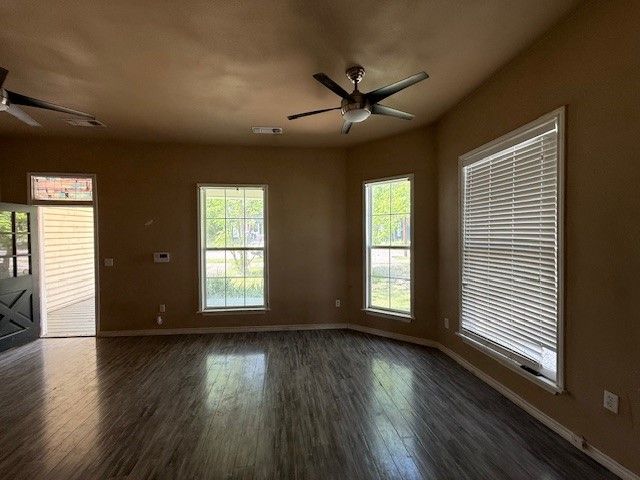 312 Poplar Street, Italy, TX 76651