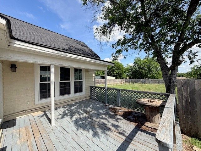 312 Poplar Street, Italy, TX 76651