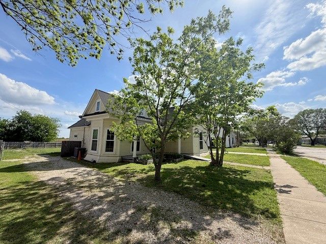 312 Poplar Street, Italy, TX 76651