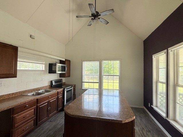 312 Poplar Street, Italy, TX 76651