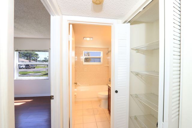 1217 S Lakes End Drive 1, Fort Pierce, FL 34982