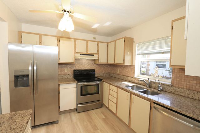 1217 S Lakes End Drive 1, Fort Pierce, FL 34982