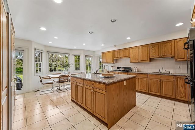 411 Wyckoff Avenue, Wyckoff, NJ 07481