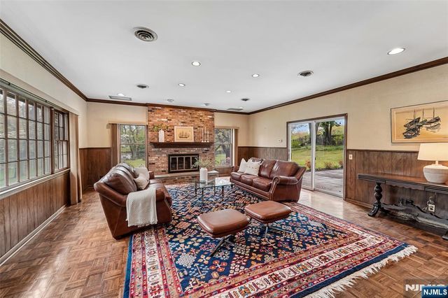 411 Wyckoff Avenue, Wyckoff, NJ 07481