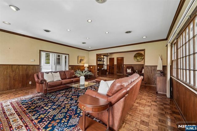 411 Wyckoff Avenue, Wyckoff, NJ 07481