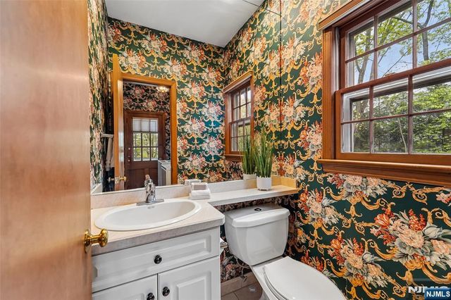 411 Wyckoff Avenue, Wyckoff, NJ 07481