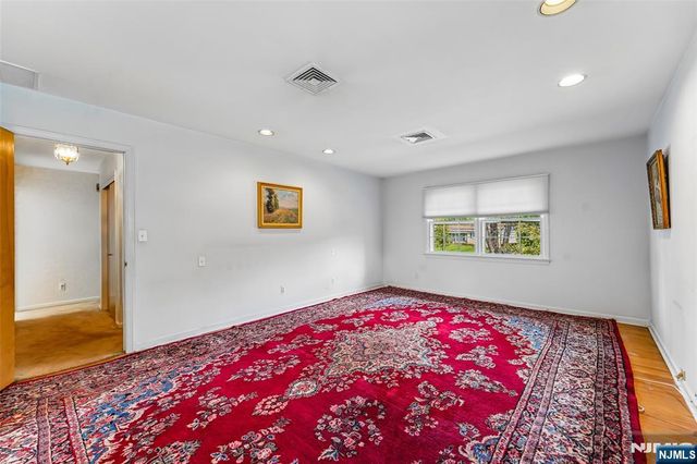 411 Wyckoff Avenue, Wyckoff, NJ 07481