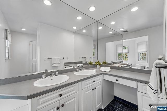 411 Wyckoff Avenue, Wyckoff, NJ 07481