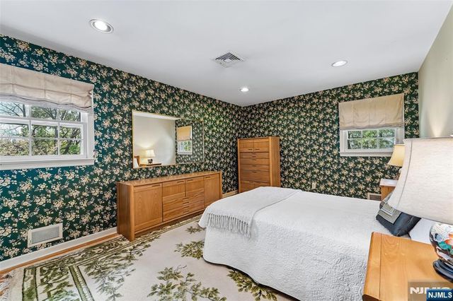 411 Wyckoff Avenue, Wyckoff, NJ 07481