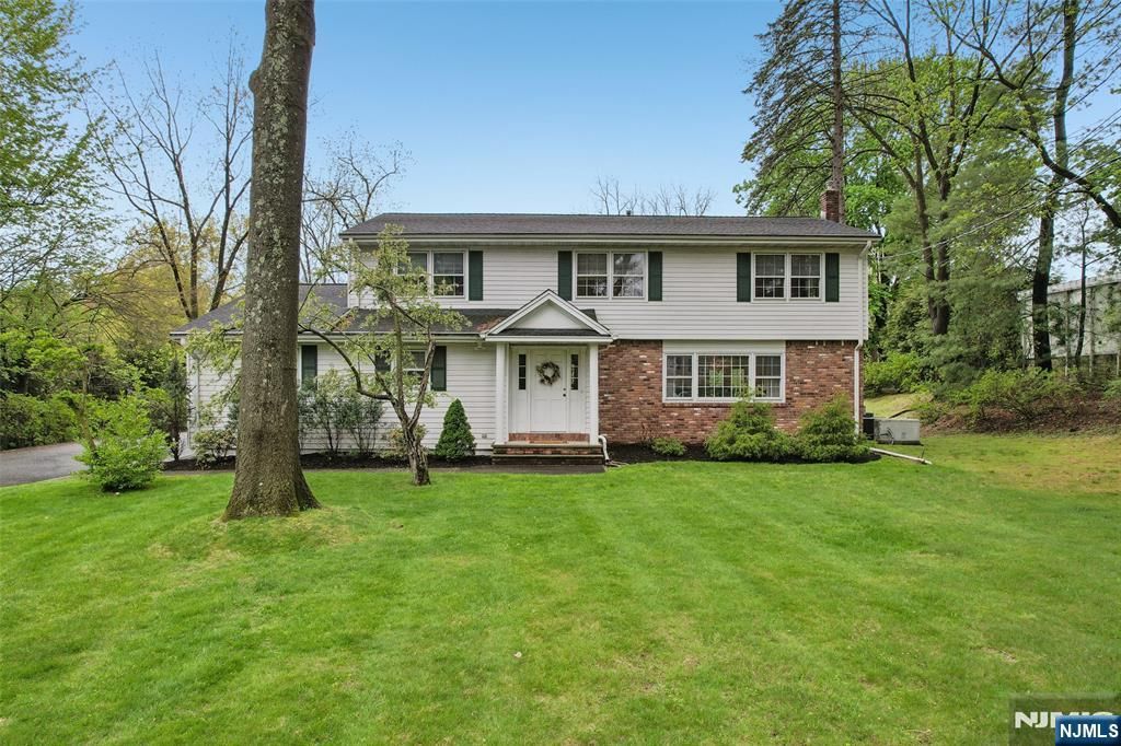 411 Wyckoff Avenue, Wyckoff, NJ 07481