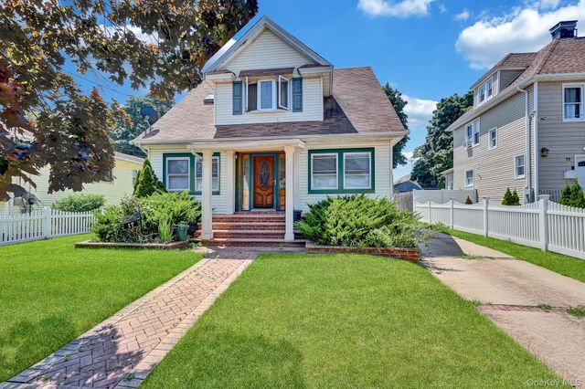 17 Shonnard Avenue, Freeport, NY 11520