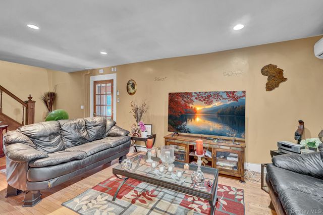 17 Shonnard Avenue, Freeport, NY 11520