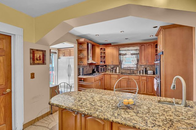 17 Shonnard Avenue, Freeport, NY 11520