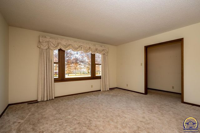 6444 SE Paulen RD, Berryton, KS 66409