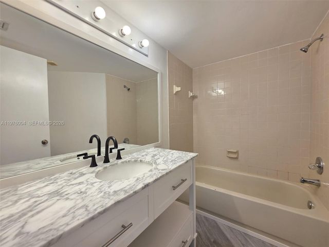 210 Lake Pointe Dr 304, Oakland Park, FL 33309