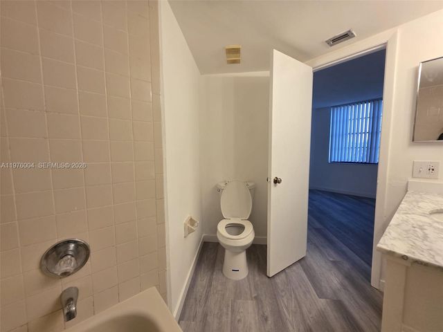 210 Lake Pointe Dr 304, Oakland Park, FL 33309