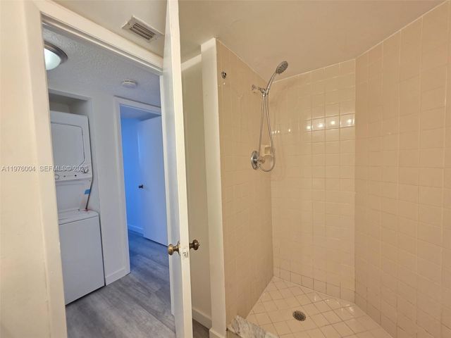 210 Lake Pointe Dr 304, Oakland Park, FL 33309