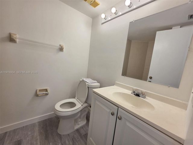 210 Lake Pointe Dr 304, Oakland Park, FL 33309