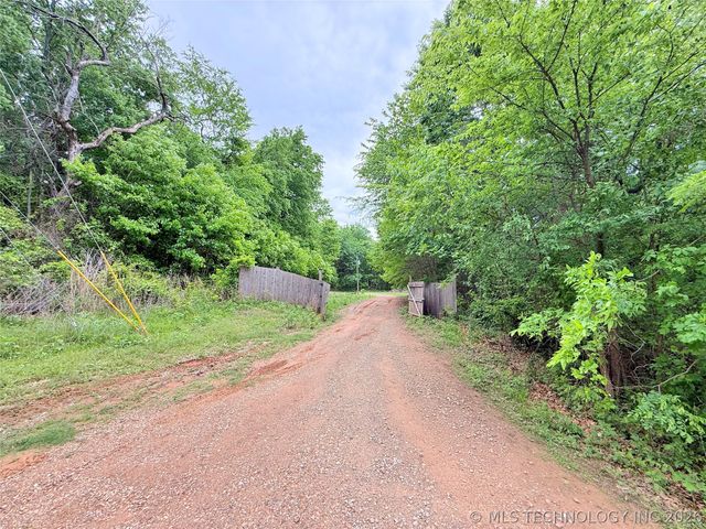 22 Holiday Lane, Eufaula, OK 74432