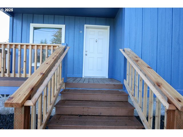 90766 HOLLYWOOD Ln, Coos Bay, OR 97420