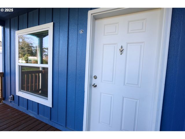 90766 HOLLYWOOD Ln, Coos Bay, OR 97420