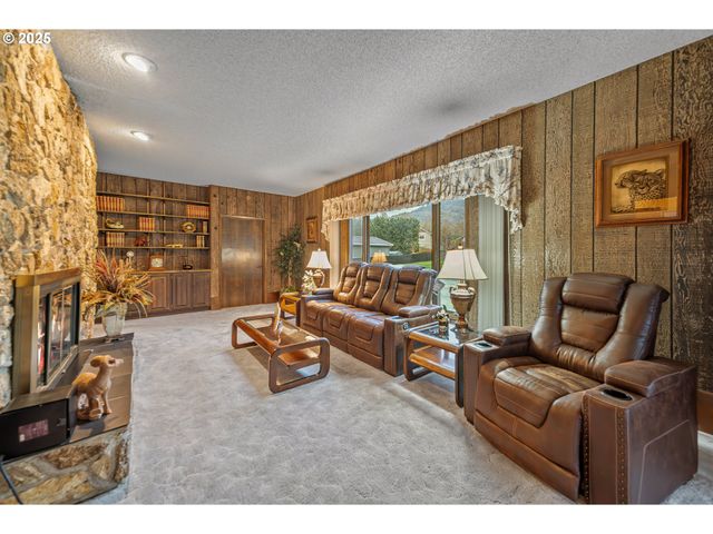 413 THORA CIRCLE Dr, Winchester, OR 97495