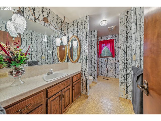 413 THORA CIRCLE Dr, Winchester, OR 97495