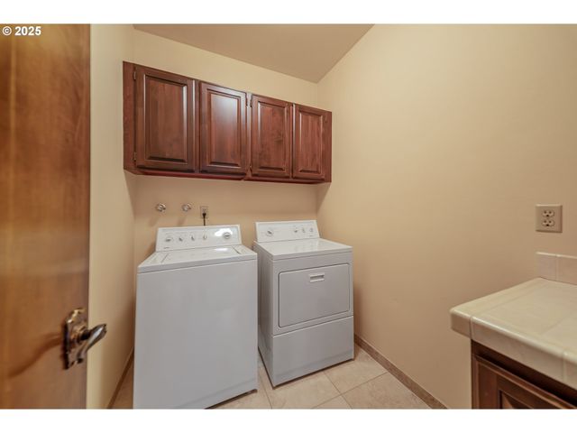 413 THORA CIRCLE Dr, Winchester, OR 97495