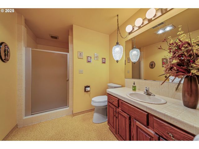 413 THORA CIRCLE Dr, Winchester, OR 97495