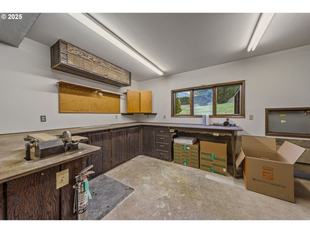 413 THORA CIRCLE Dr, Winchester, OR 97495