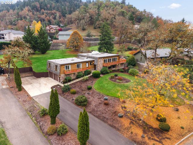 413 THORA CIRCLE Dr, Winchester, OR 97495