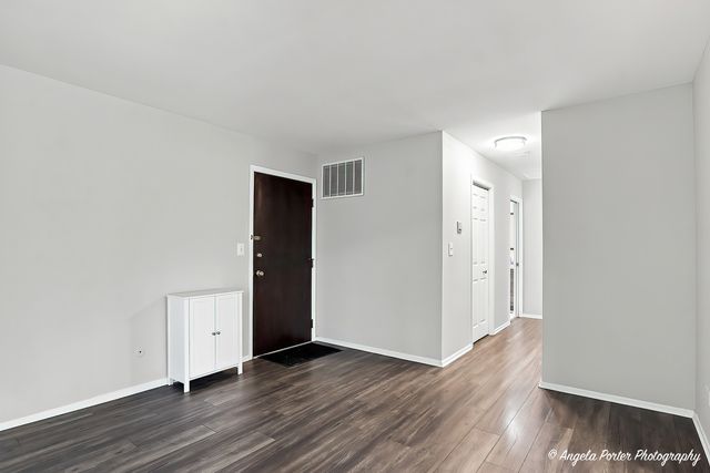 761 Garfield Avenue B, Libertyville, IL 60048