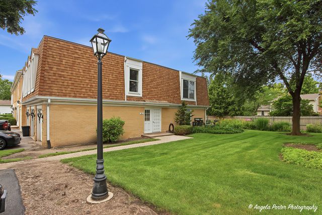 761 Garfield Avenue B, Libertyville, IL 60048